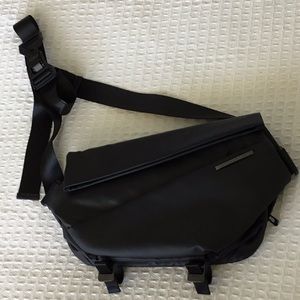 NIID R1 Radiant Sling Bag, Black NWOT